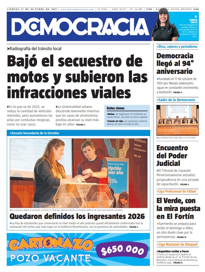  17 de octubre de 2025. La tapa del 94 aniversario del diario Democracia. Según su director, “promovemos la defensa irrestricta de la libertad de expresión.”