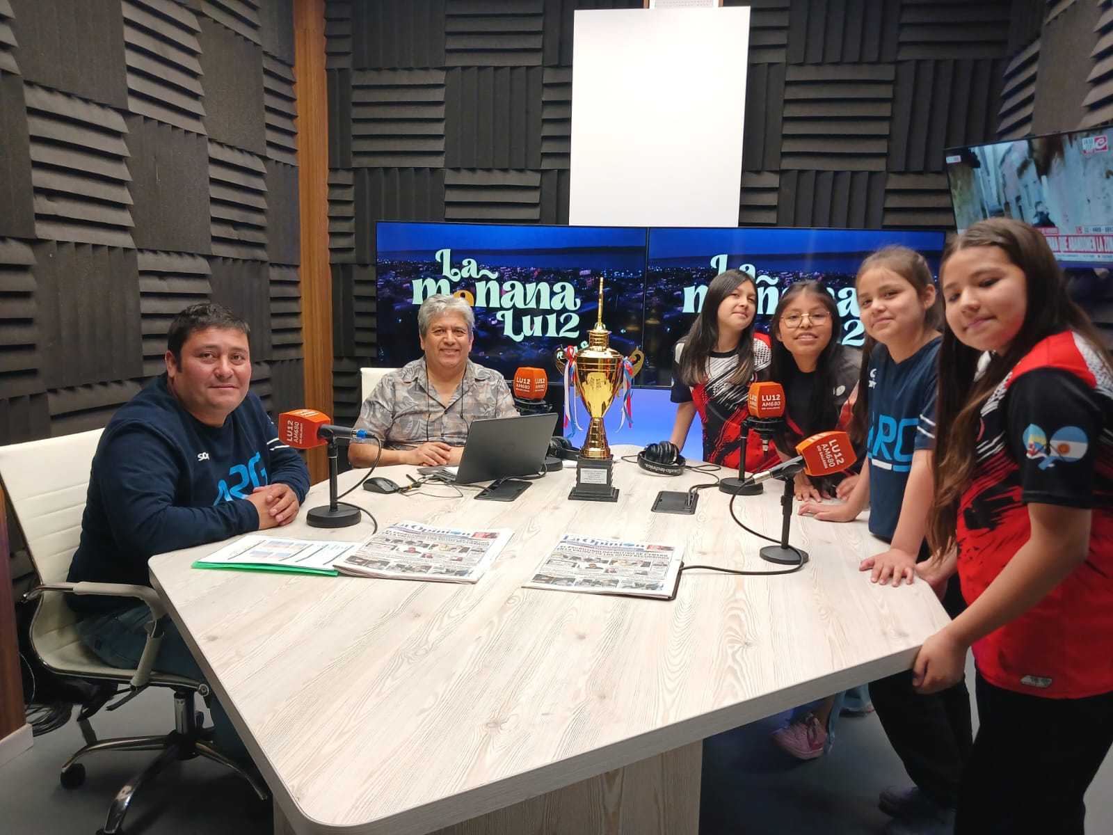  El locutor Carlos Saldivia entrevistó al profesor Sebastián Paredes y a las deportistas Oriana Alvarado, Zoe Hilarión, Mackenzy Tusco y Paula Estigarribia en los estudios de Radio LU12 AM680.