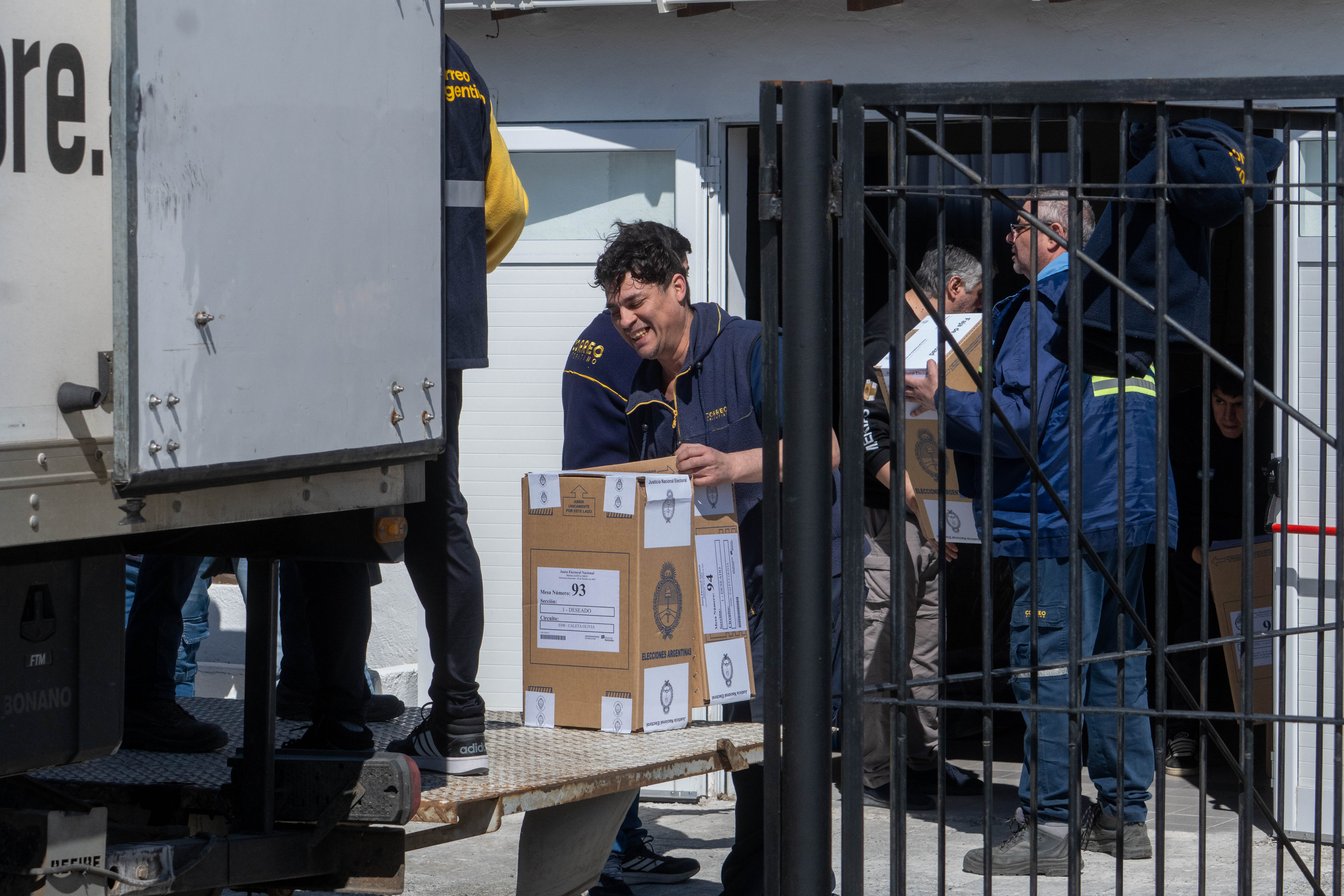  El arribo de las boletas y urnas al quincho de la Armada en Río Gallegos. La Justicia Electoral y el Correo Argentino trabajan en su distribución en toda la provincia. FOTO: LEANDRO FRANCO/ LA OPINIÓN AUSTRAL