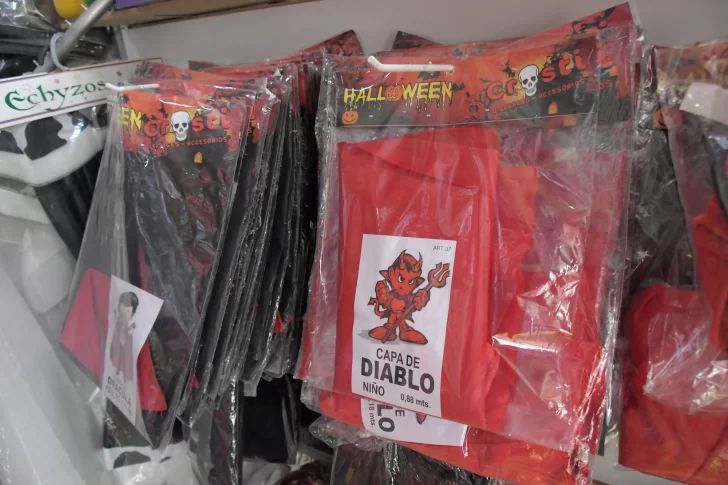  Los cotillones ofrecen desde el clásico disfraz de diablo hasta los de personajes de películas. Foto: José Silva/La Opinión Austral