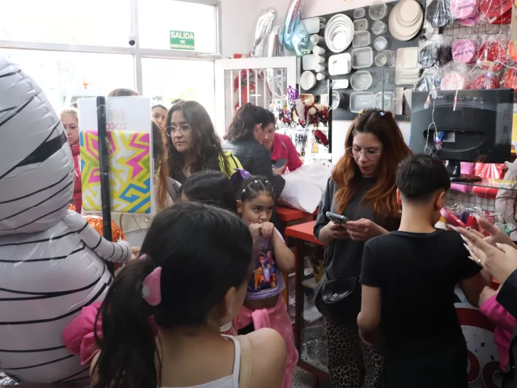 Los riogalleguenses colmaron los comercios en la previa de Halloween: qué fueron a buscar