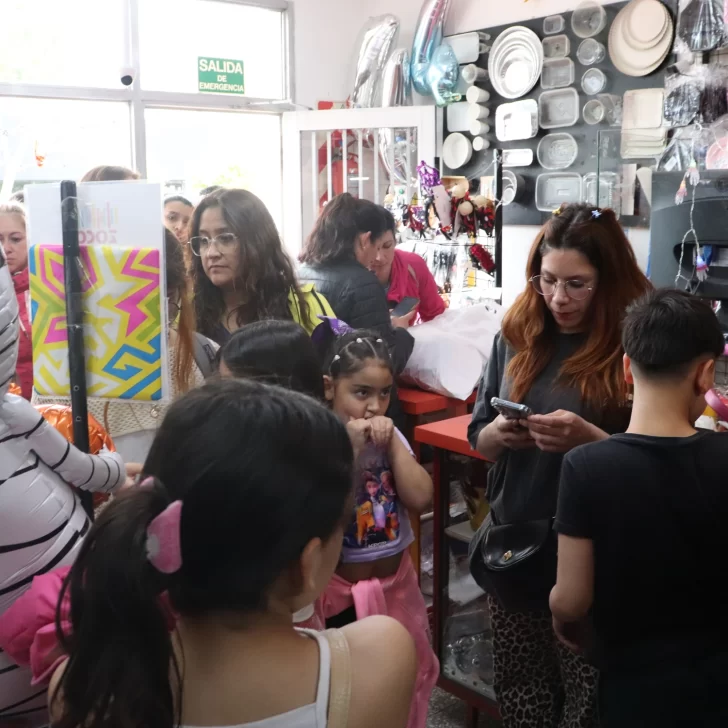 Los riogalleguenses colmaron los comercios en la previa de Halloween: qué fueron a buscar