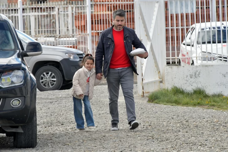  El candidato del PRO llegando a la Escuela N° 61. Foto: José Silva/La Opinión Austral