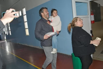 A lo Macri: “Leo” Roquel se equivocó de mesa y se llevó las facturas A lo Macri: “Leo” Roquel se equivocó de mesa y se llevó las facturas