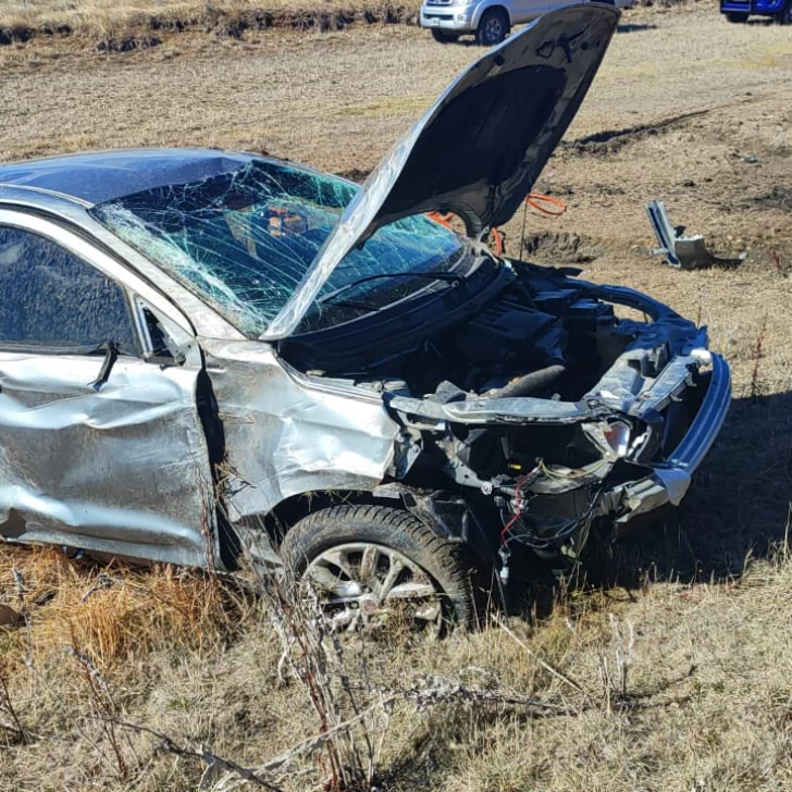 Una familia de Río Gallegos volcó en Ruta 3 dejando como saldo una mujer fallecida y una menor herida