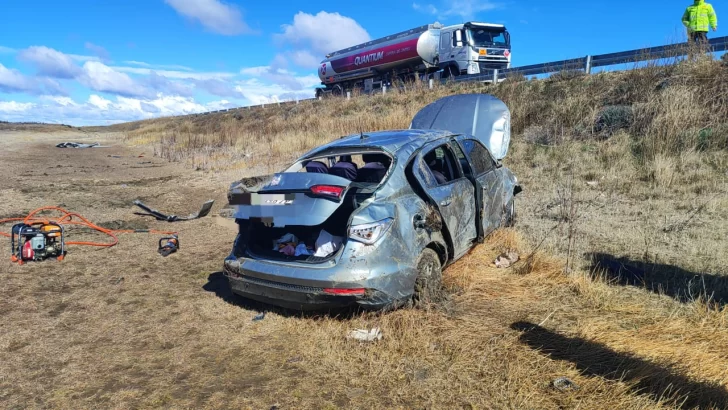 Una familia de Río Gallegos volcó en Ruta 3 dejando como saldo una mujer fallecida y una menor herida