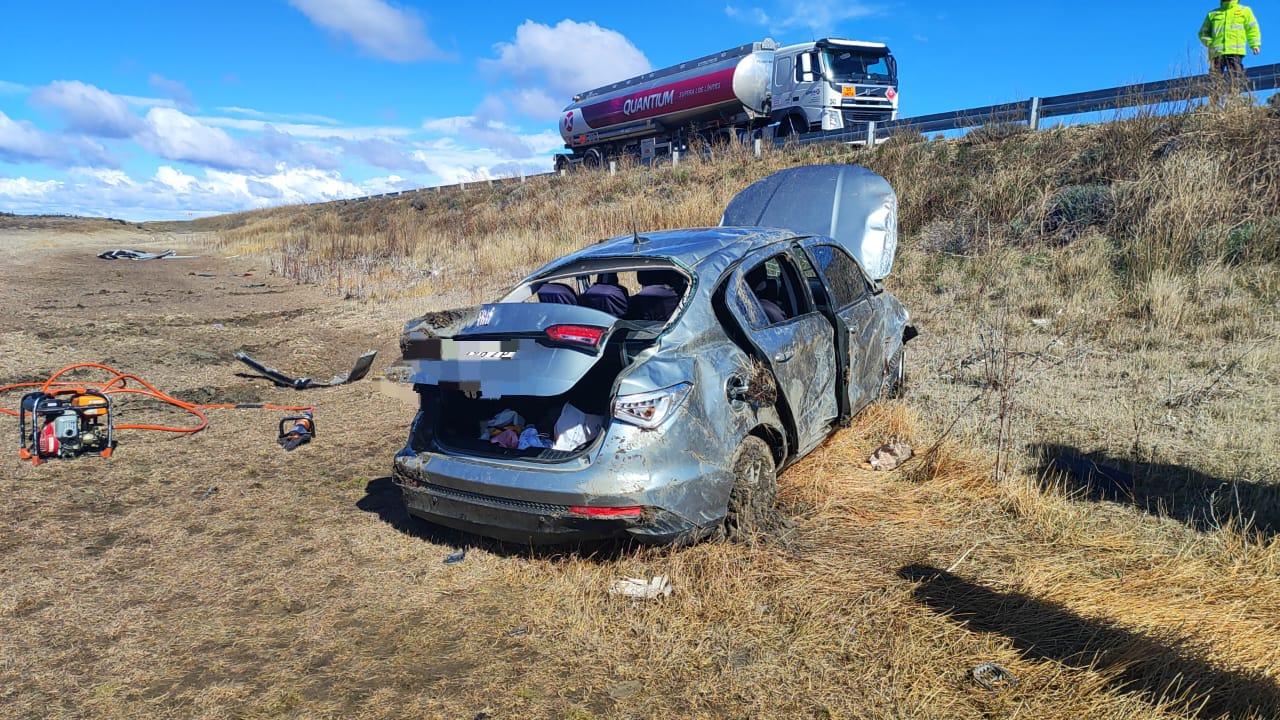 Una familia de Río Gallegos volcó en Ruta 3 dejando como saldo una mujer fallecida y una menor herida