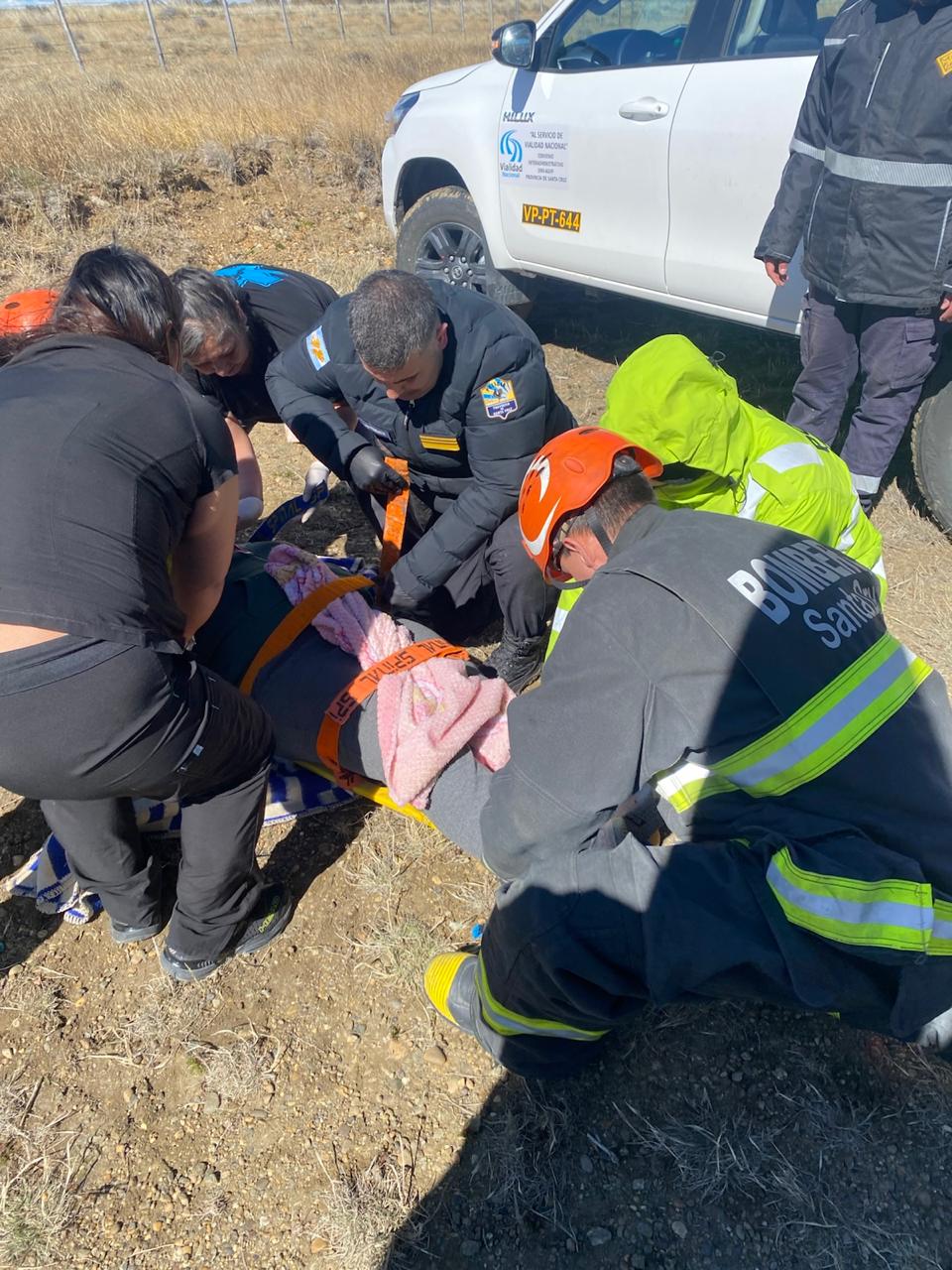 Una familia de Río Gallegos volcó en Ruta 3 dejando como saldo una mujer fallecida y una menor herida