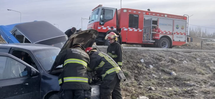 Bomberos desconectando la batería de uno de los rodados. FOTO: POLICIA SANTA CRUZ