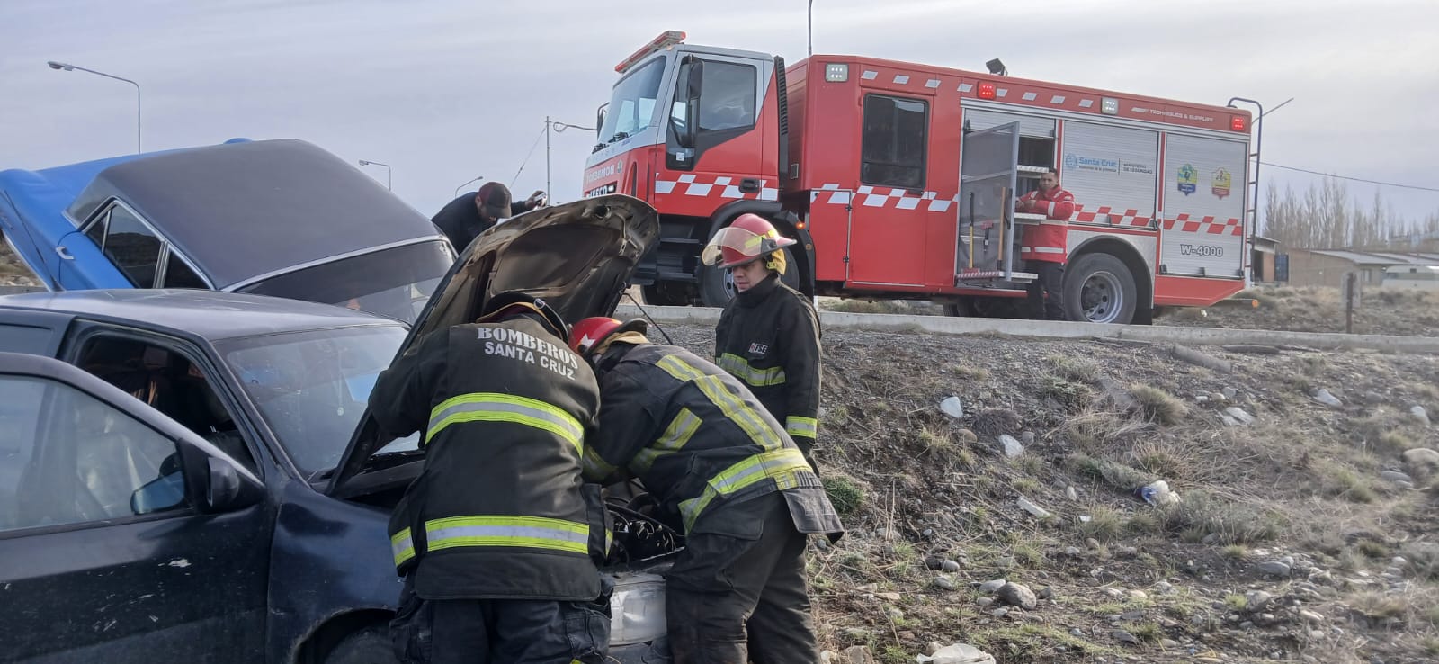  Bomberos desconectando la batería de uno de los rodados. FOTO: POLICIA SANTA CRUZ
