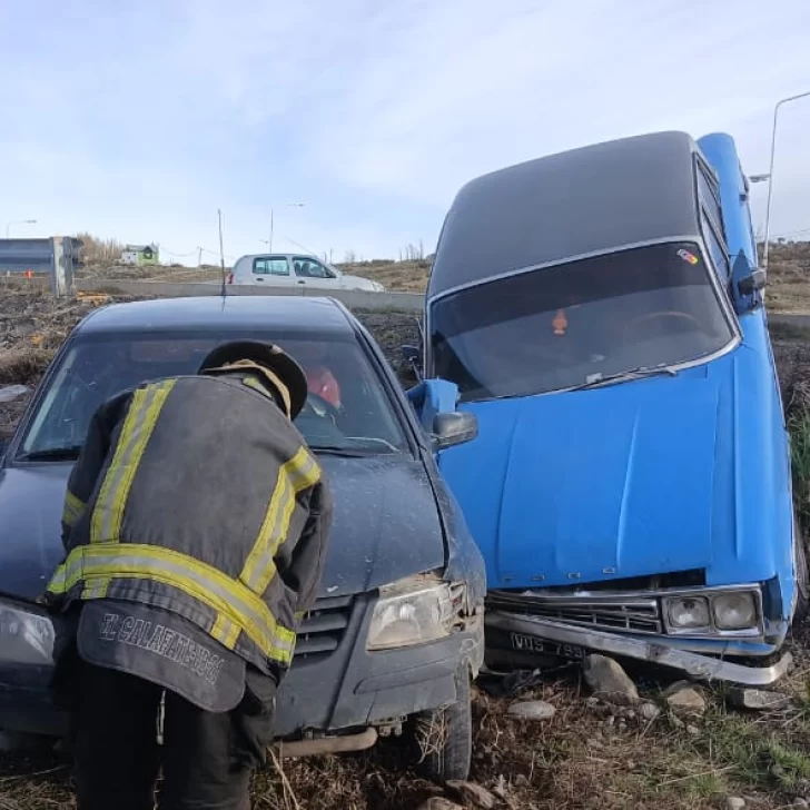 Les secuestraron los vehículos tras un choque en una rotonda de El Calafate Les secuestraron los vehículos tras un choque en una rotonda de El Calafate