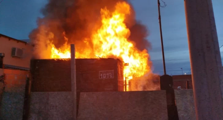 Papá héroe: derribó estructuras con el cuerpo y salvó a toda su familia tras el incendio de su casa