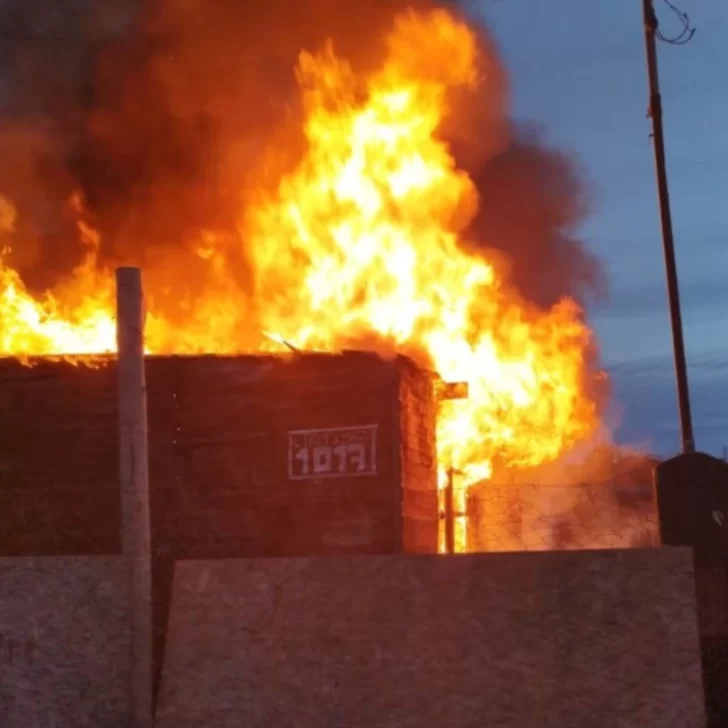 Papá héroe: derribó estructuras con el cuerpo y salvó a toda su familia tras el incendio de su casa
