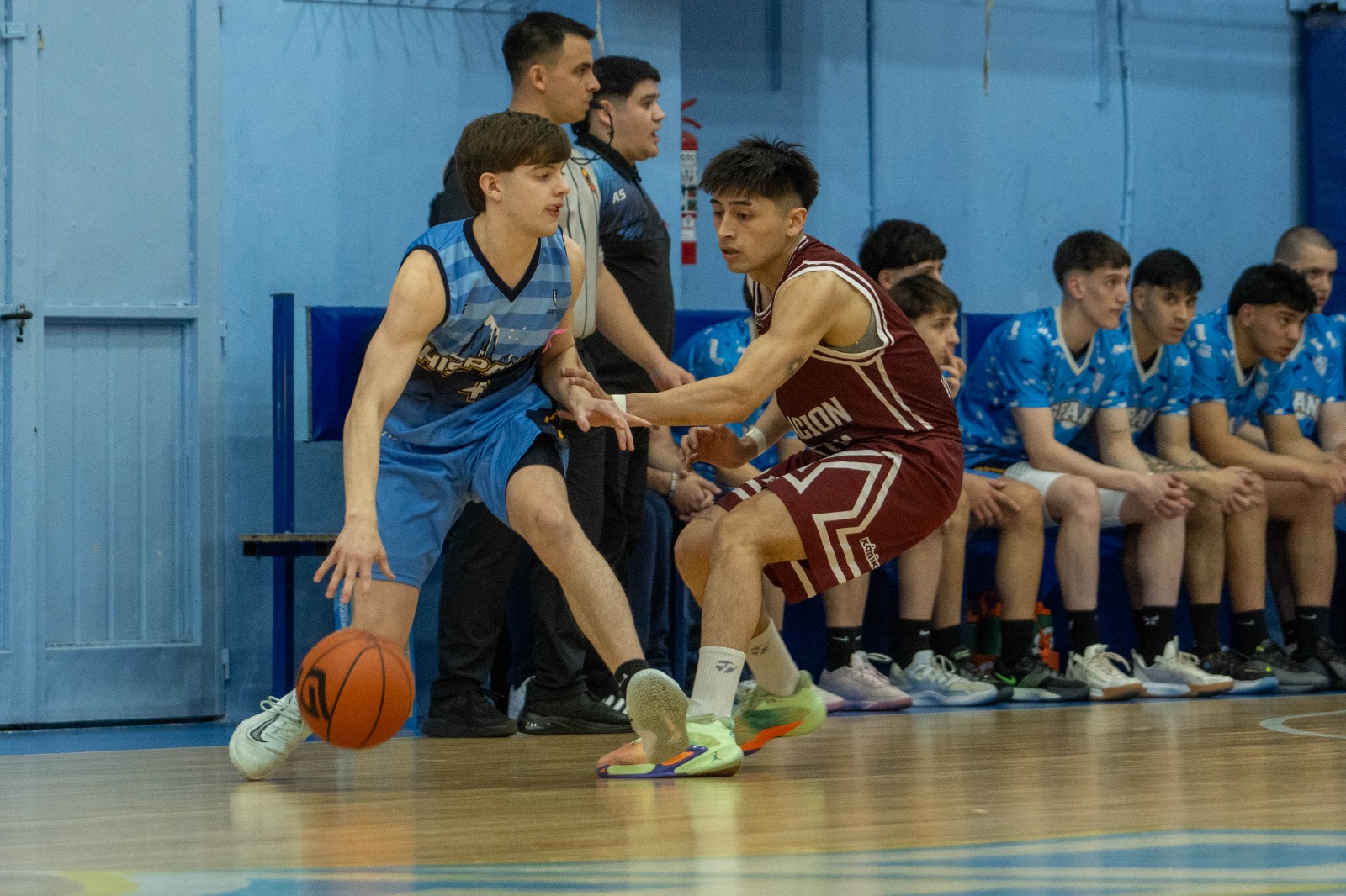  Excelente trabajo de Hispano sobre un Catriel Aredes de mucho juego. Foto Leandro Franco/La Opinión Austral.