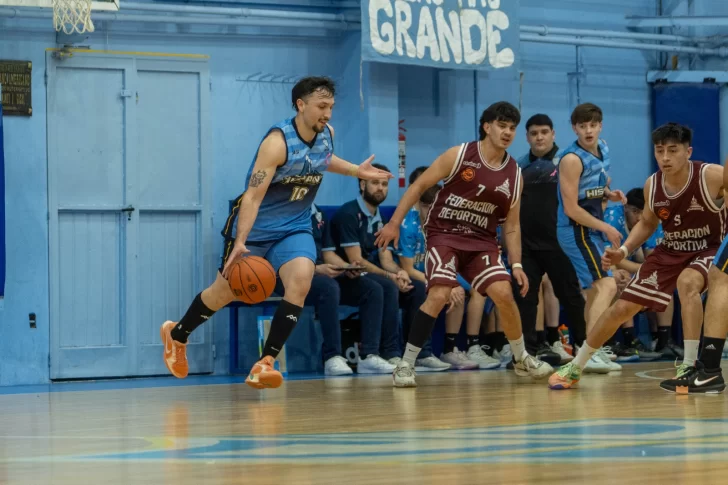  Agustín Acosta con la pelota y lo miden Pereyra y Aredes. Foto Leandro Franco/La Opinión Austral.