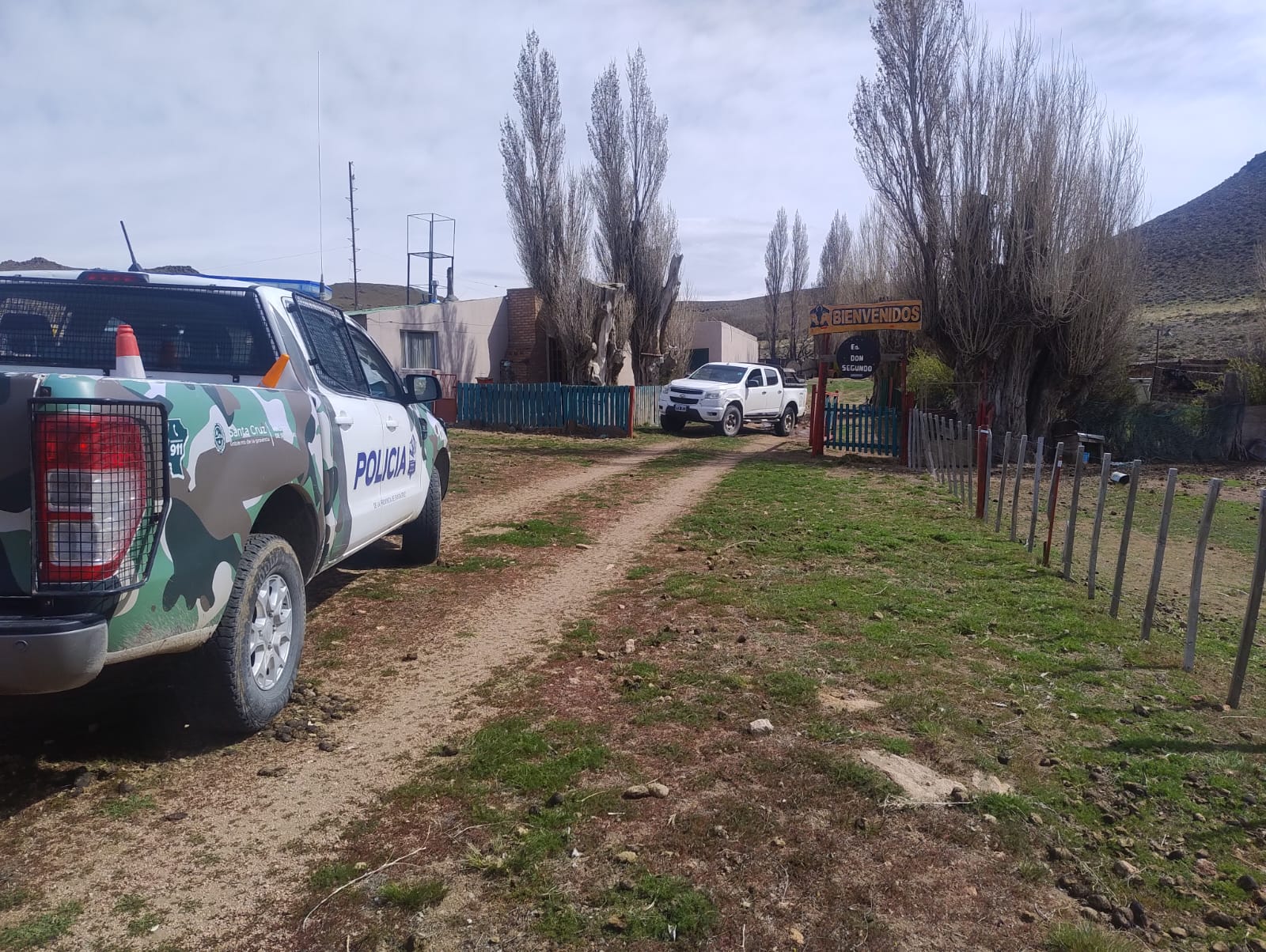  Móviles en el ingreso al establecimiento rural.