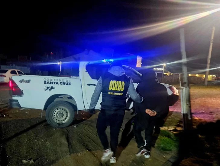  La DDI detuvo al acusado de robarle a un hombre su celular, a punta de pistola.