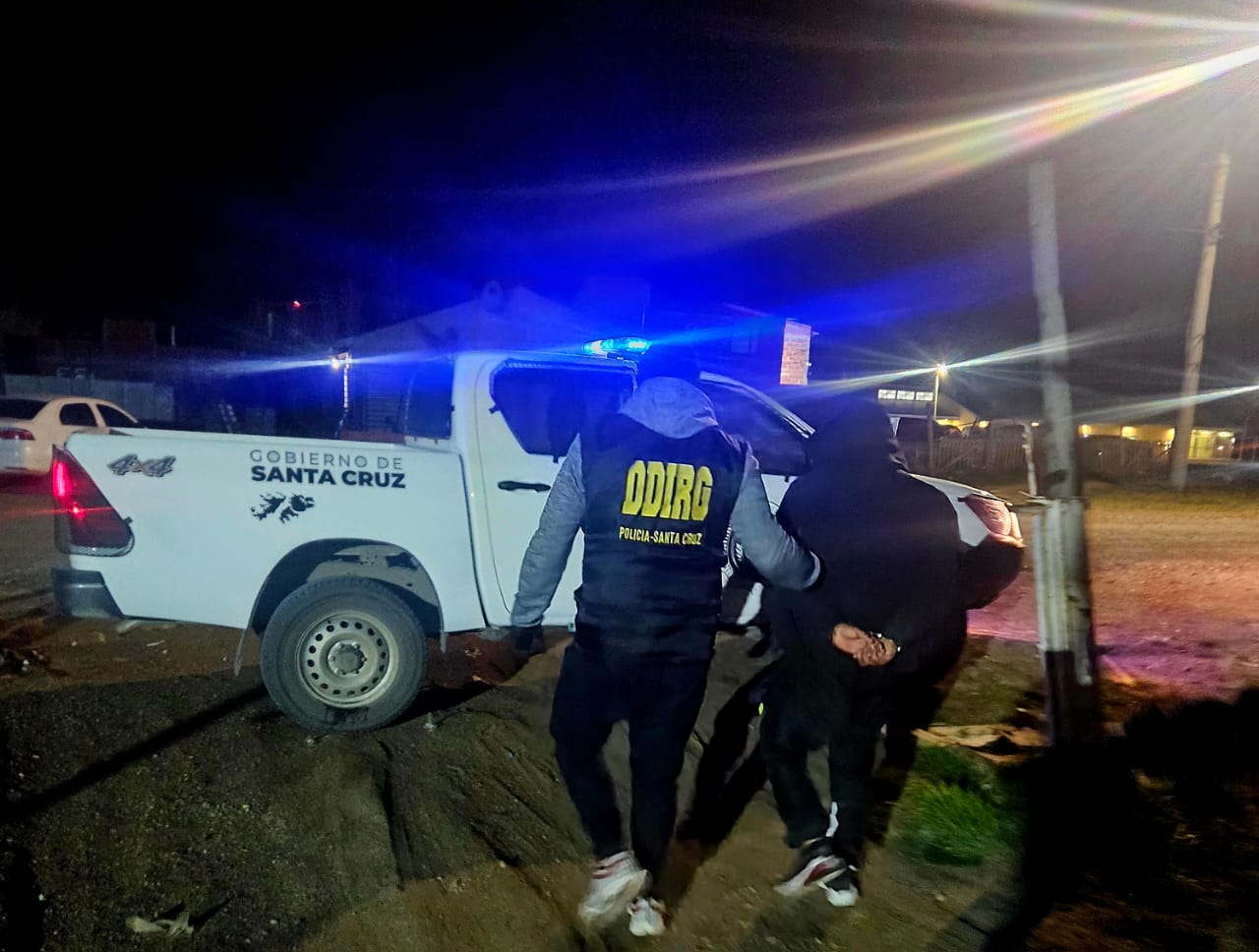  La DDI detuvo al acusado de robarle a un hombre su celular, a punta de pistola.