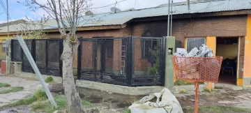Incendio en una vivienda de Río Gallegos movilizó a bomberos y vecinos Incendio en una vivienda de Río Gallegos movilizó a bomberos y vecinos