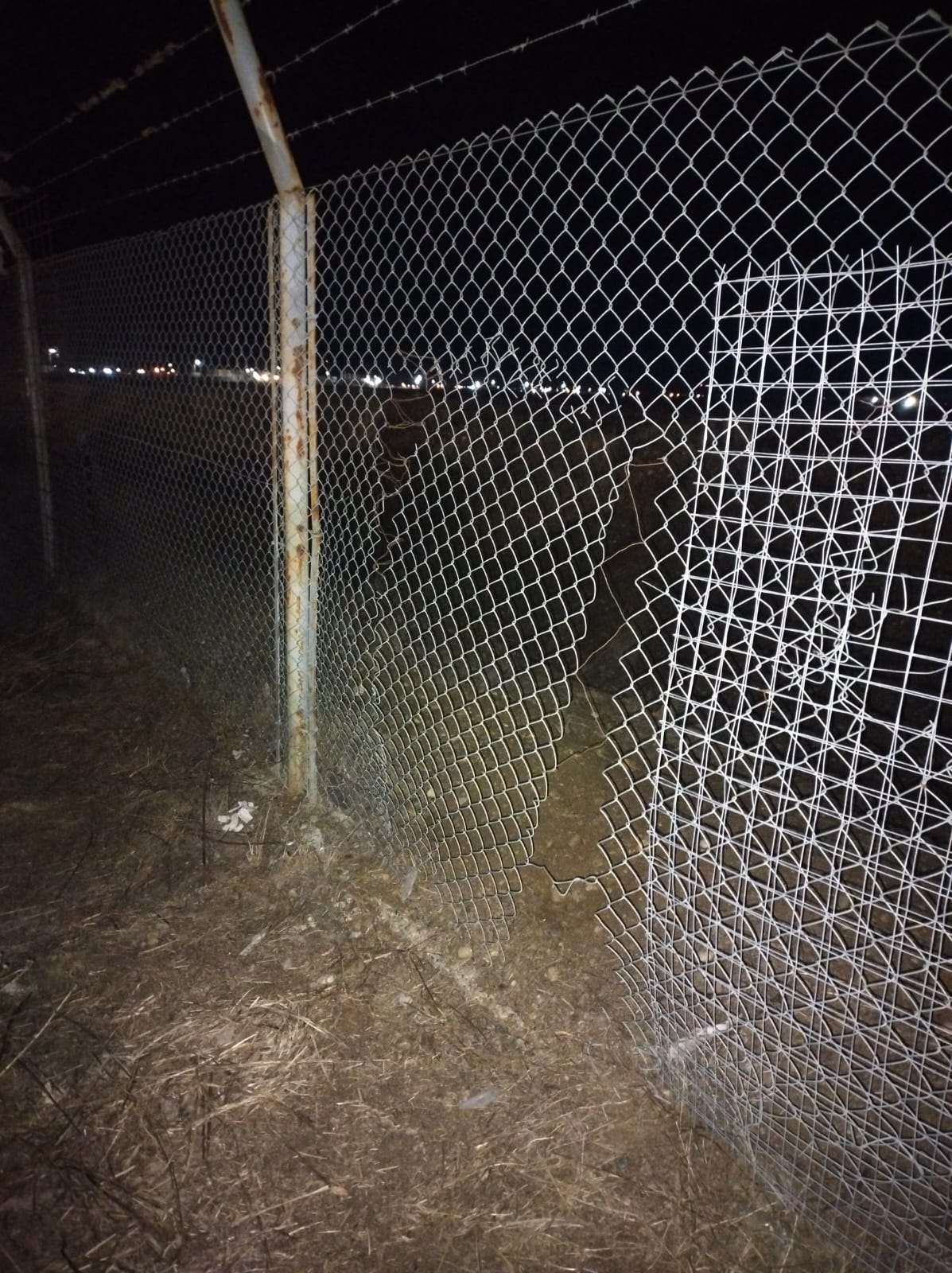  Los jóvenes cortaron el cerco perimetral con una pinza para sacar las motos.