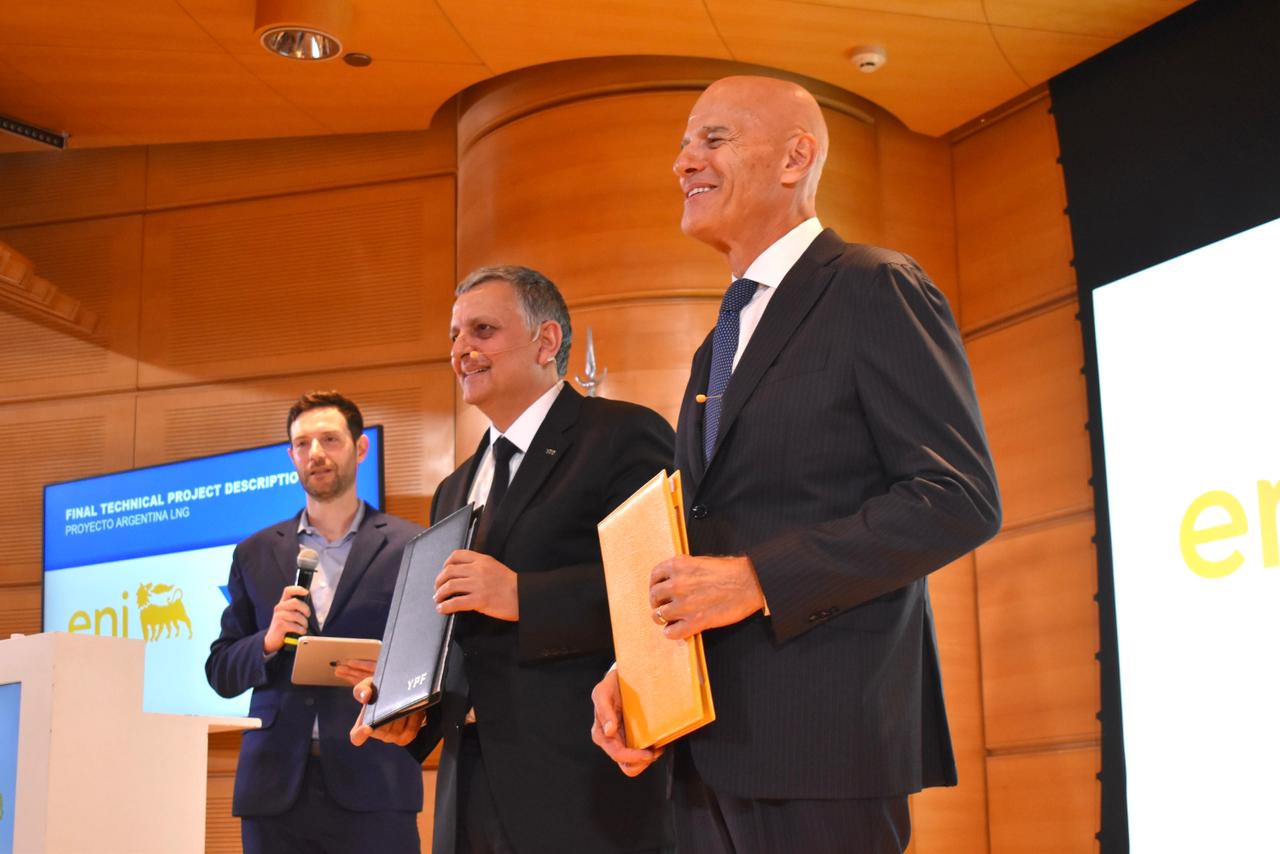  Horacio Marín junto al CEO de ENI. El proyecto prevé la creación de 50 mil puestos de trabajos hasta 2030 y exportaciones por 300 mil millones de dólares. FOTO: CAMILA FERRER POSE / LA OPINIÓN AUSTRAL.