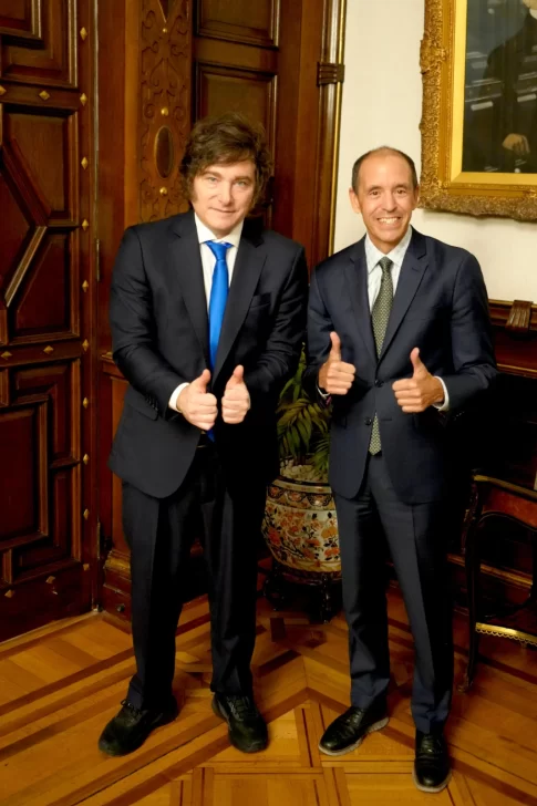  Chris Lehane, vicepresidente de Asuntos Globales de OpenAI, con el presidente Javier Milei.