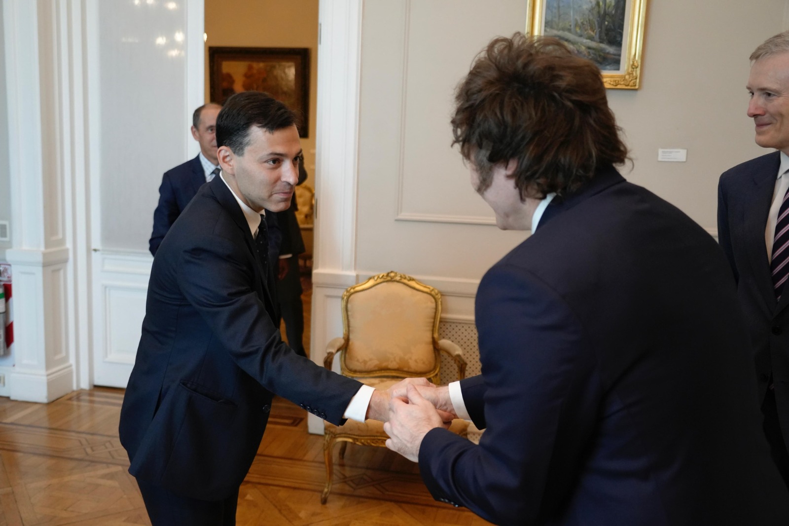 Benjamín Schwarz, miembro del equipo de Políticas Públicas y Asuntos Internacionales, saluda al presidente Javier Milei.