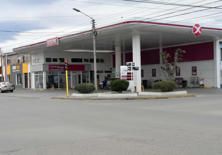  Estación de servicio AXION, ubicada en Perito Moreno. Un delincuente amenazó al playero y se llevó 60 mil pesos, la madrugada del jueves. FOTO: JOSÉ SILVA/LOA