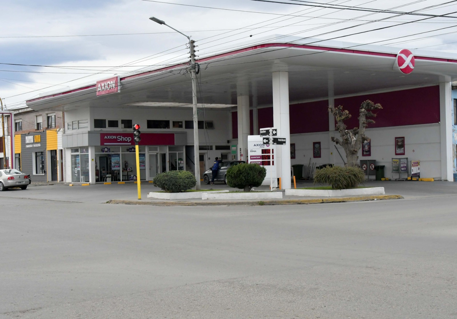  Estación de servicio AXION, ubicada en Perito Moreno. Un delincuente amenazó al playero y se llevó 60 mil pesos, la madrugada del jueves. FOTO: JOSÉ SILVA/LOA
