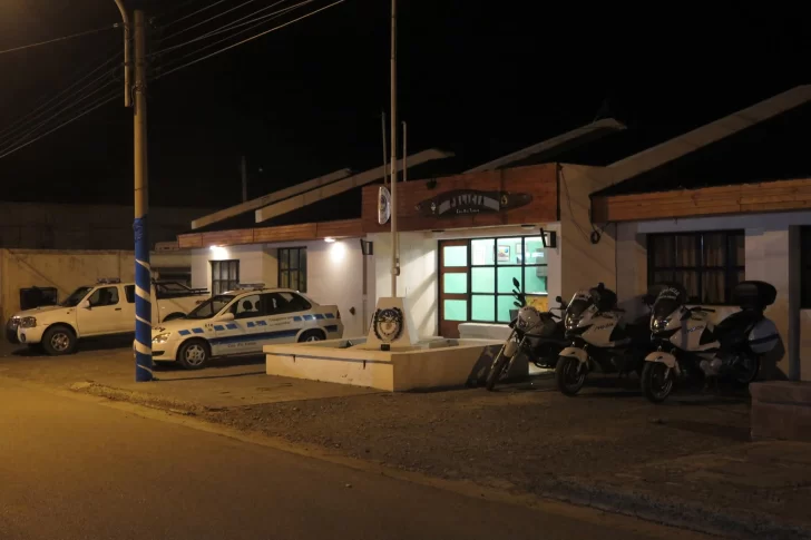  El frente de la Comisaría donde se encuentra la mujer. FOTO: POR LA TANGENTE