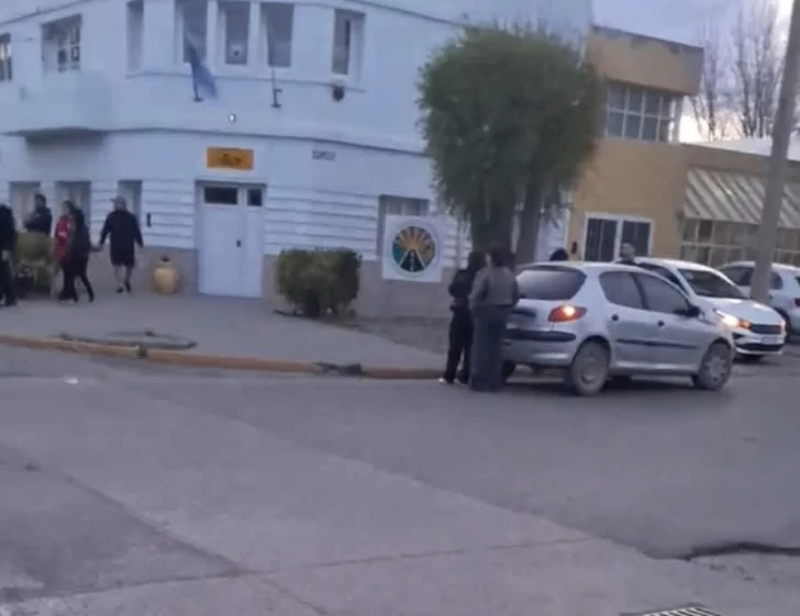 El 206 quedó estacionado a unos metros del lugar. FOTO: LA OPINIÓN AUSTRAL