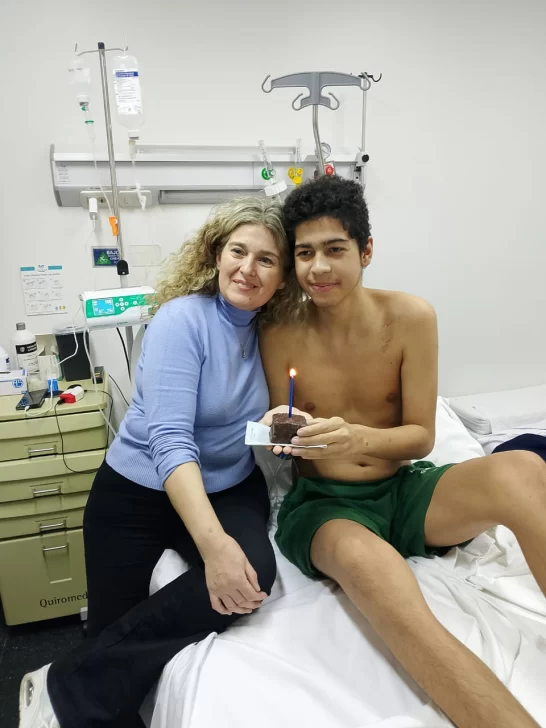  Su madrina se acercó a saluda a Pablo en su cumpleaños.