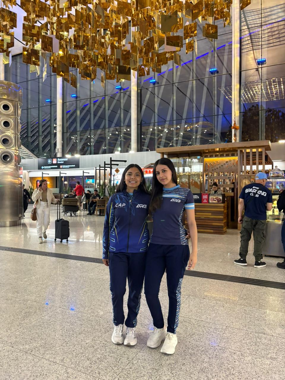  Abril con su compañera de categoría, Giuliana Scamarda.