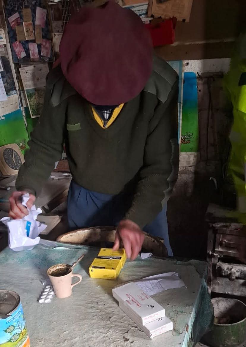  El hombre junto a la medicina. FOTO: POLICÍA SANTA CRUZ