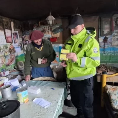 Efectivos de la Policía Caminera de Santa Cruz asistieron a un estanciero con medicamentos