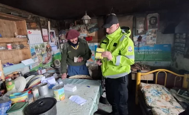Efectivos de la Policía Caminera de Santa Cruz asistieron a un estanciero con medicamentos