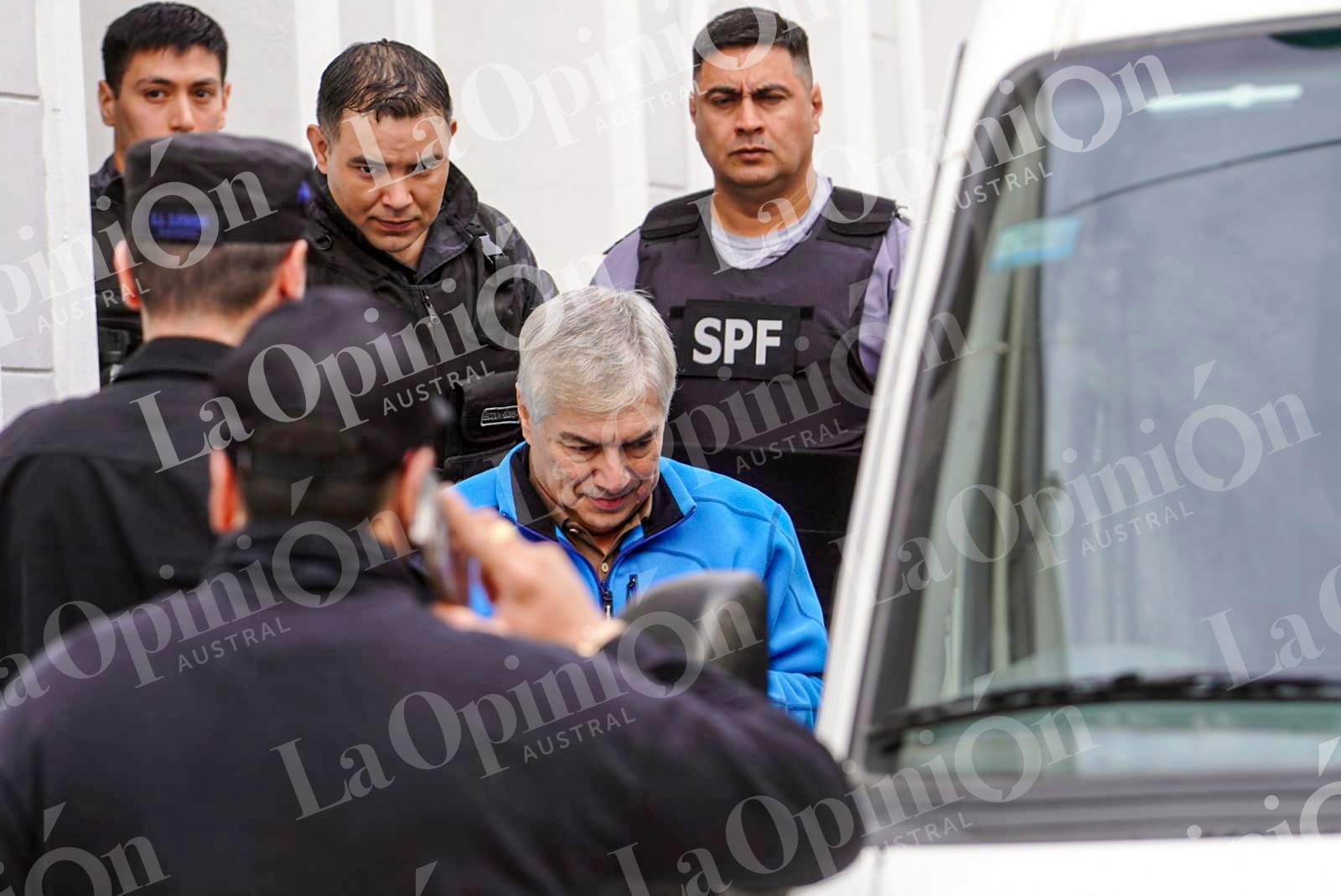  Lázaro Báez retirándose de Juzgado Federal de Río Gallegos, este viernes al mediodía. FOTO: LEANDRO FRANCO/LA OPINIÓN AUSTRAL