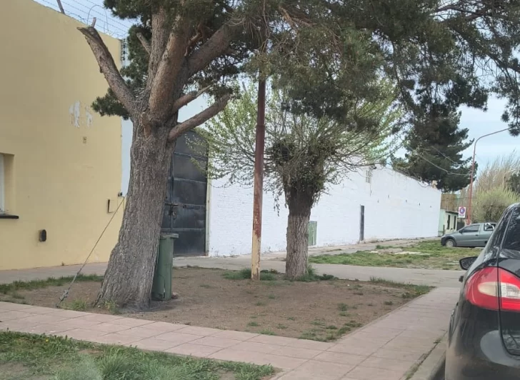  La puerta lateral de la Unidad 15 este sábado. FOTO: MARTÍN MUÑOZ QUESADA/LA OPINIÓN AUSTRAL