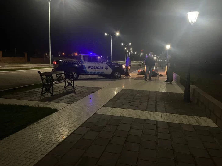  El momento en que el personal policial detuvo a los ciudadanos. FOTO: POLICÍA DE SANTA CRUZ.