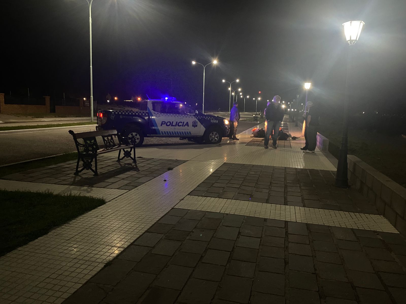  El momento en que el personal policial detuvo a los ciudadanos. FOTO: POLICÍA DE SANTA CRUZ.