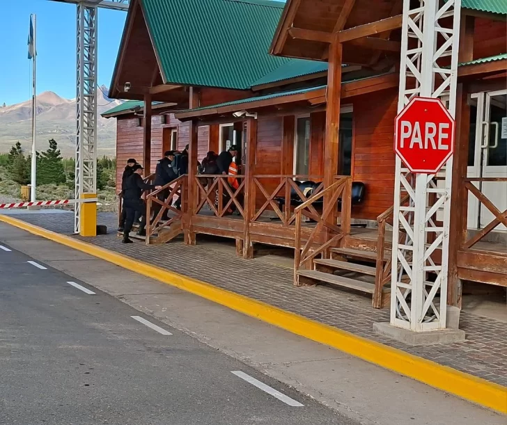  Los ciudadanos chilenos fueron entregados a migraciones. FOTO: POLICÍA DE SANTA CRUZ.