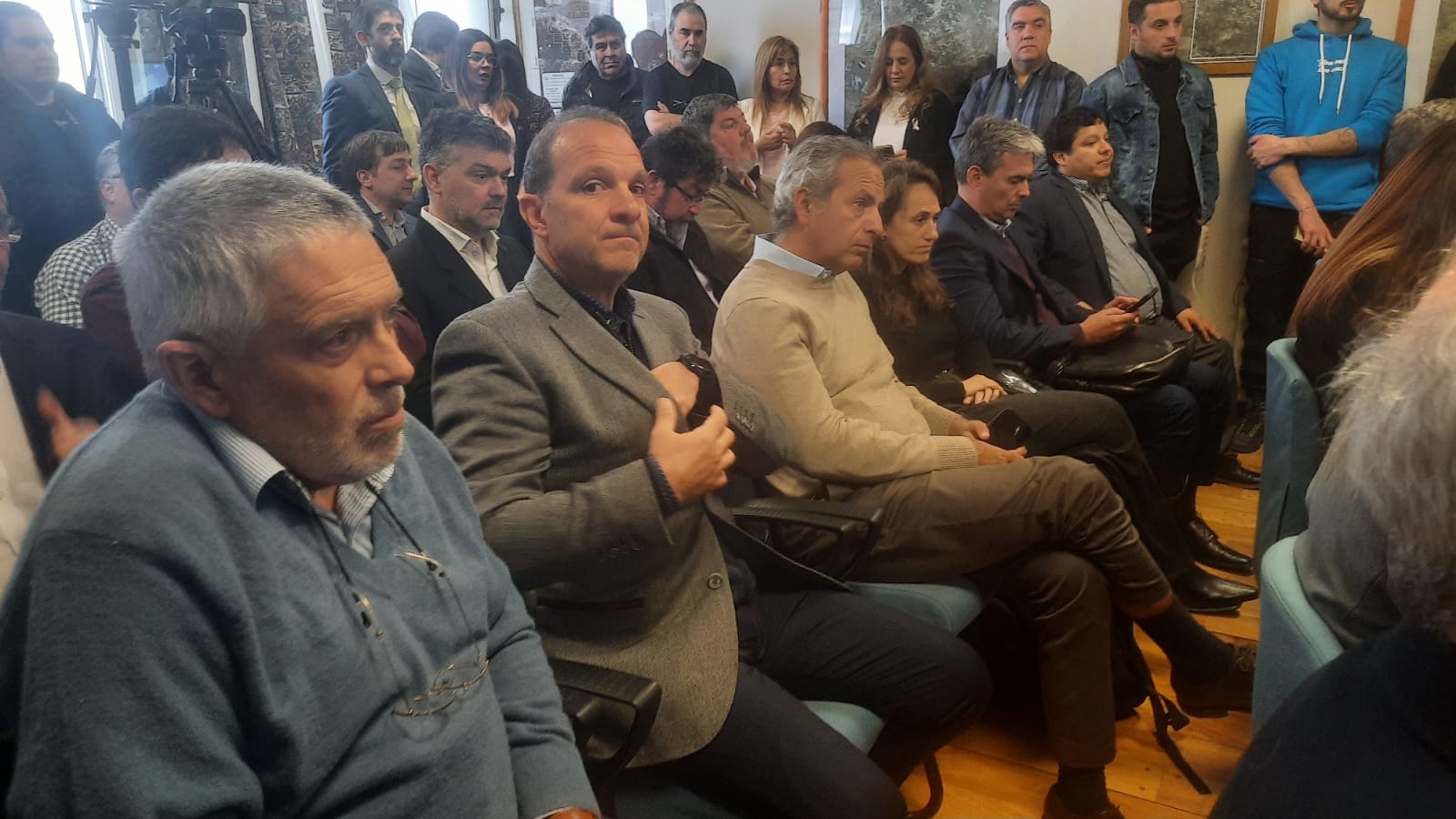  Representantes de las empresas oferentes presenciaron la apertura de sobres. Estuvieron presentes: el Ing Fernando Garau, a cargo de la administración de Patagonia Resource; Gustavo Salerno, CEO de Patagonia Resources; Silvina Chacra por Roch y Martín Cerda por Azurge. FOTO: JUAN SUAREZ / LA OPINIÓN AUSTRAL.