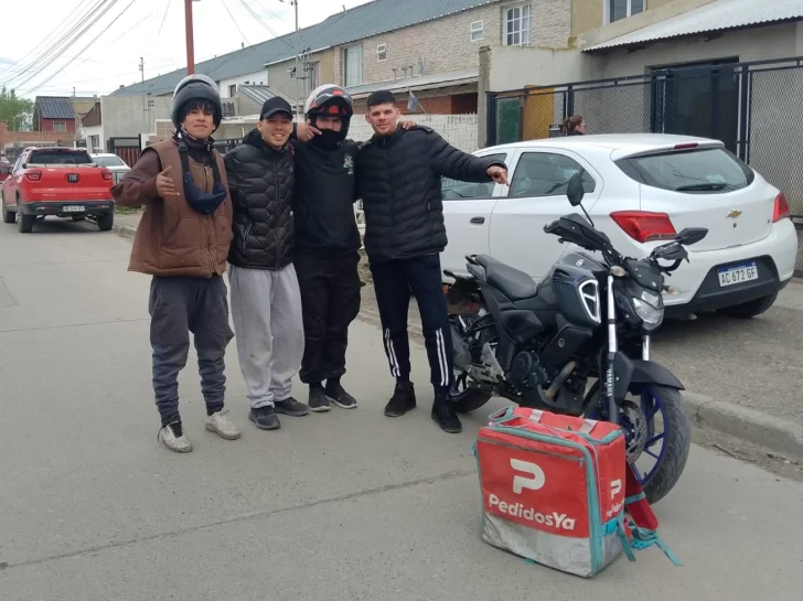 Repartidores se unieron y recuperaron la moto robada de un compañero en Río Gallegos