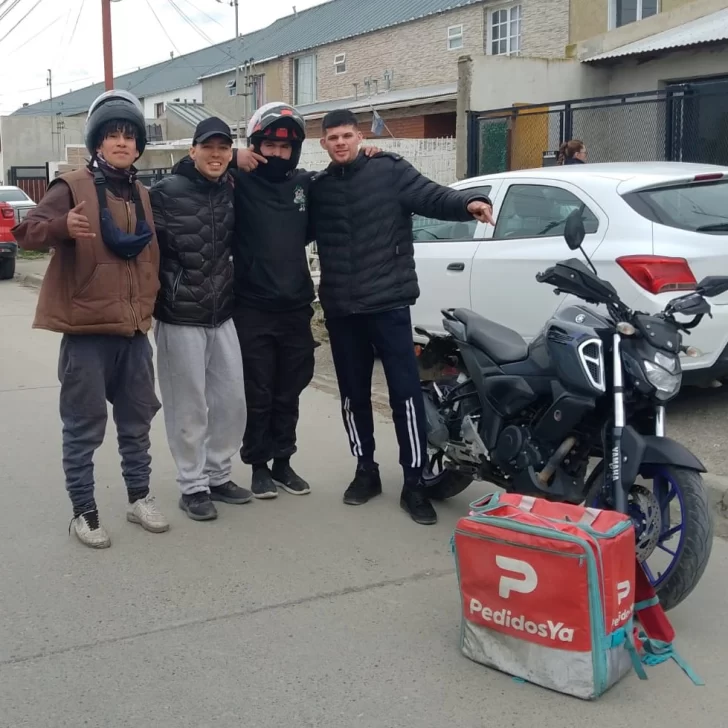 Repartidores se unieron y recuperaron la moto robada de un compañero en Río Gallegos