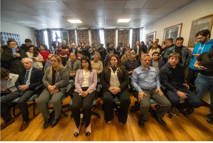  En primera fila: el vicepresidente de FOMICRUZ, Juan Carlos Berazaluce; la candidata a diputada Gisella Martínez y los miembros de la comisión evaluadora de FOMICRUZ para las ofertas de la licitación. FOTO: LEANDRO FRANCO/ LA OPINIÓN AUSTRAL.