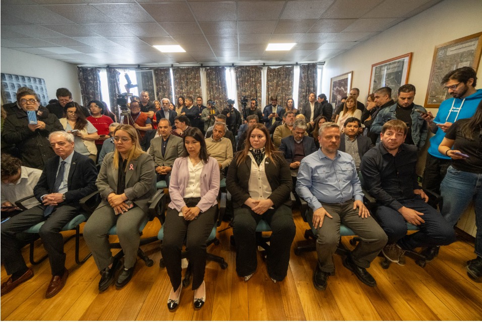  En primera fila: el vicepresidente de FOMICRUZ, Juan Carlos Berazaluce; la candidata a diputada Gisella Martínez y los miembros de la comisión evaluadora de FOMICRUZ para las ofertas de la licitación. FOTO: LEANDRO FRANCO/ LA OPINIÓN AUSTRAL.