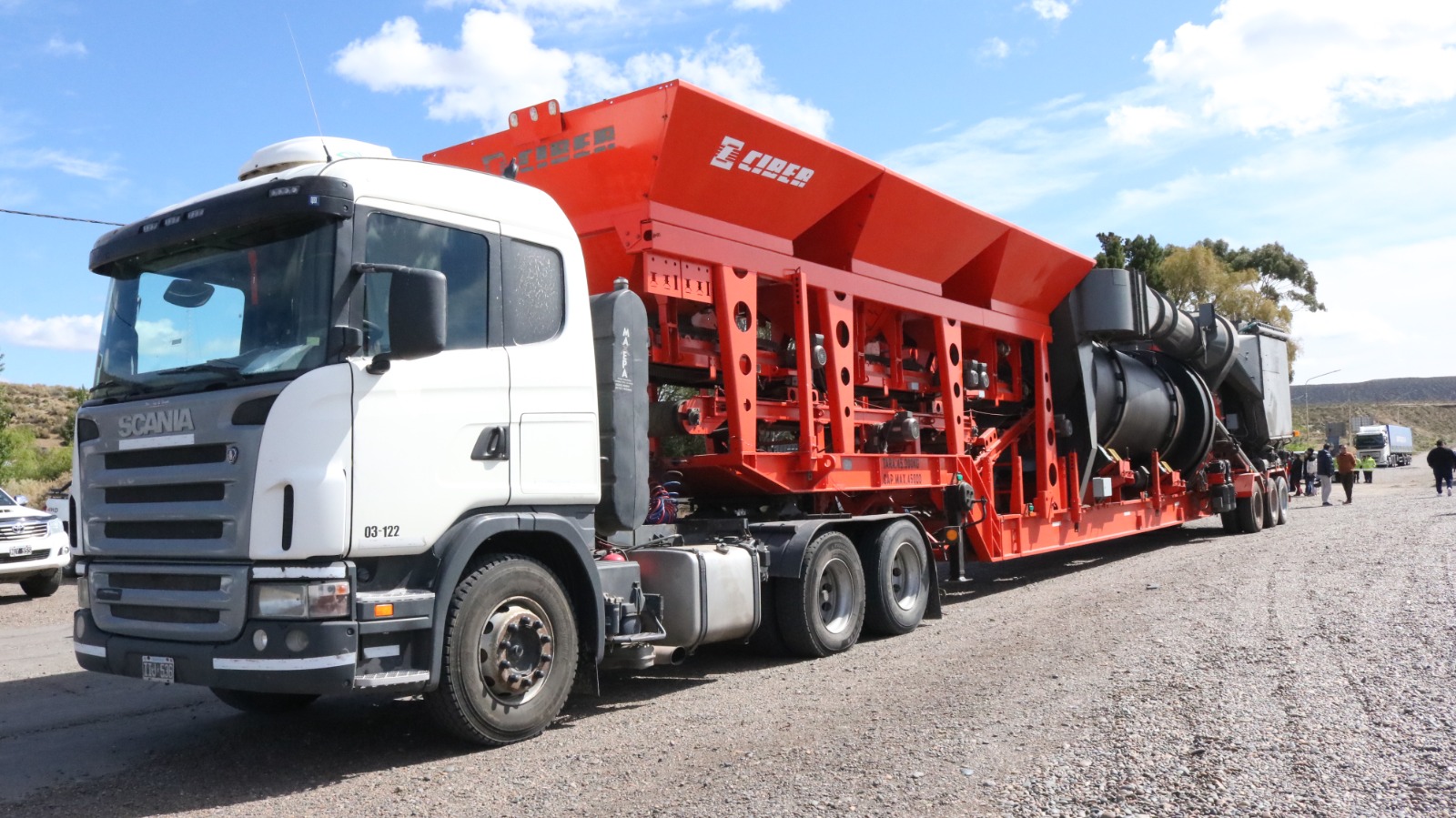 En Ramón Santos, Claudio Vidal acompañó la llegada de maquinaria &#8220;esencial&#8221; para Santa Cruz