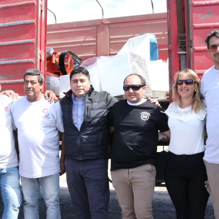 En Ramón Santos, Claudio Vidal acompañó la llegada de maquinaria “esencial” para Santa Cruz En Ramón Santos, Claudio Vidal acompañó la llegada de maquinaria “esencial” para Santa Cruz