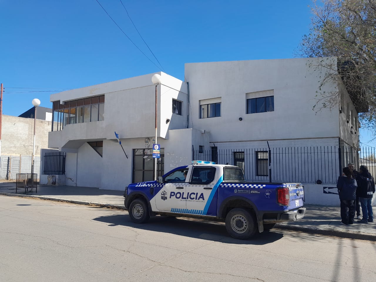  La Policía afuera del edificio del Juzgado de Instrucción. FOTO: TAMARA MORENO/LA OPINIÓN AUSTRAL.