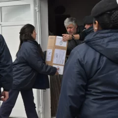 Elecciones legislativas 2025: comenzó el traslado de las urnas a las escuelas